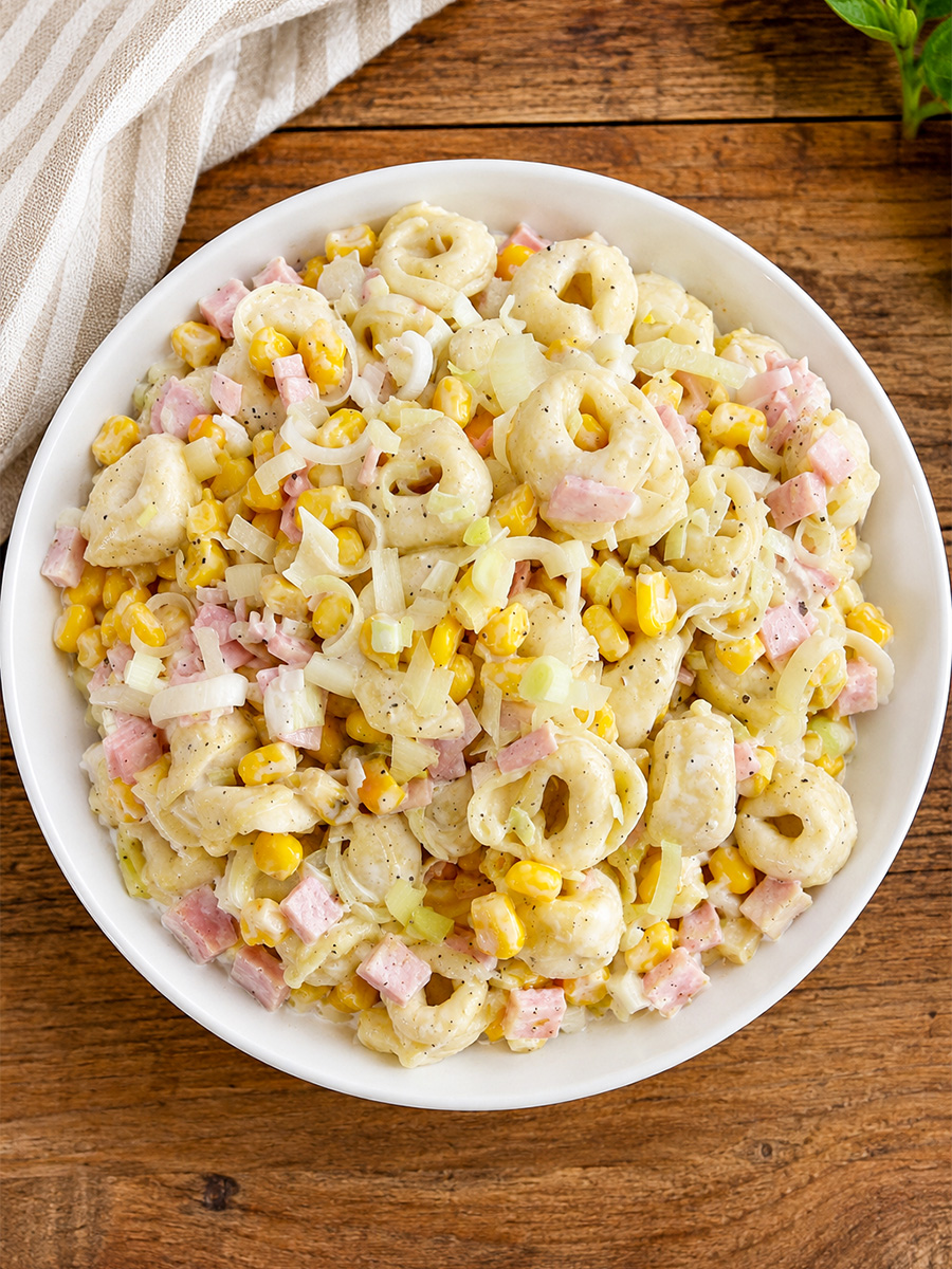 Sałatka z tortellini i szynką